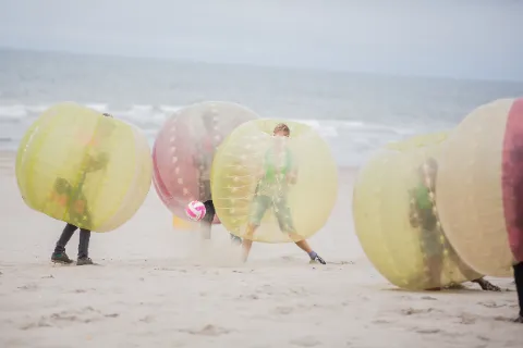 Bubblesoccer als teamactiviteit op het strand